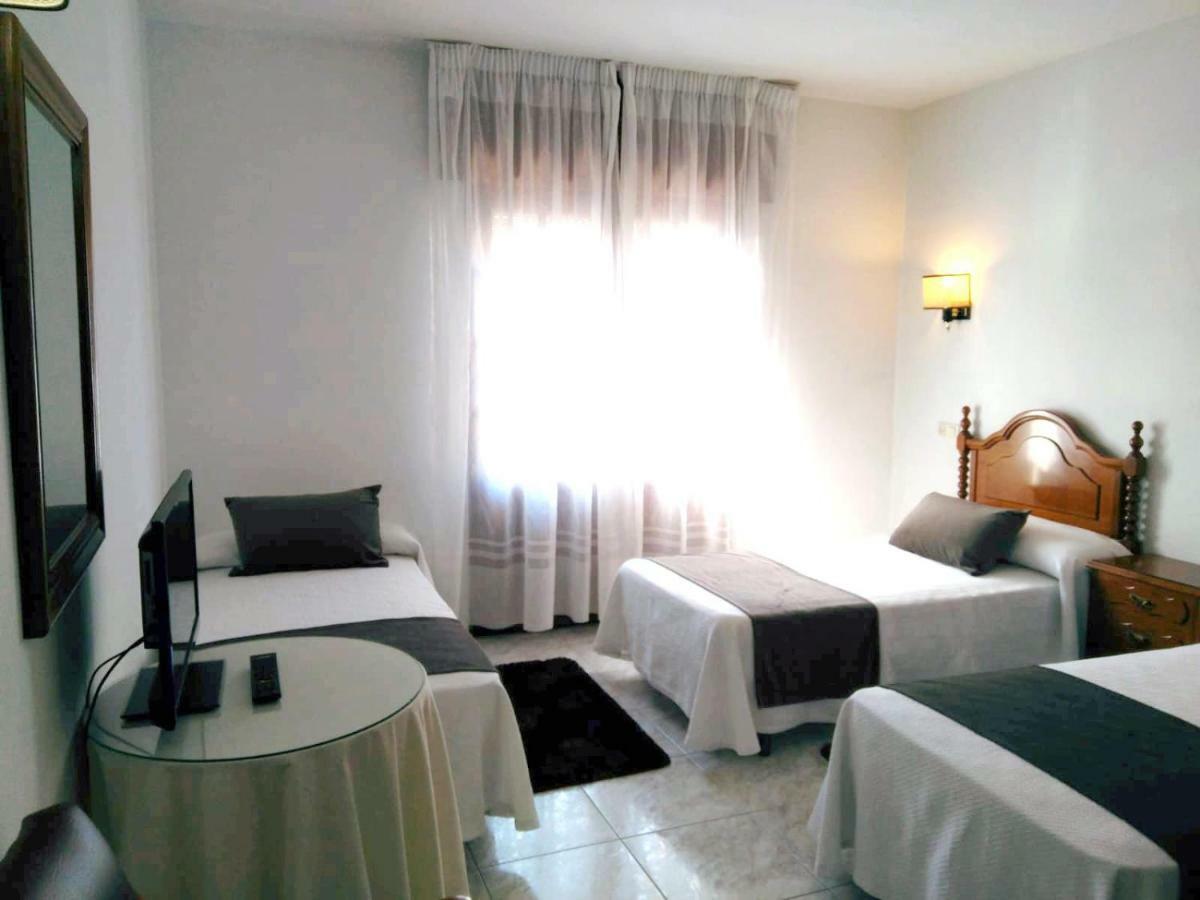Hostal Mourelos Эль-Грове Номер фото