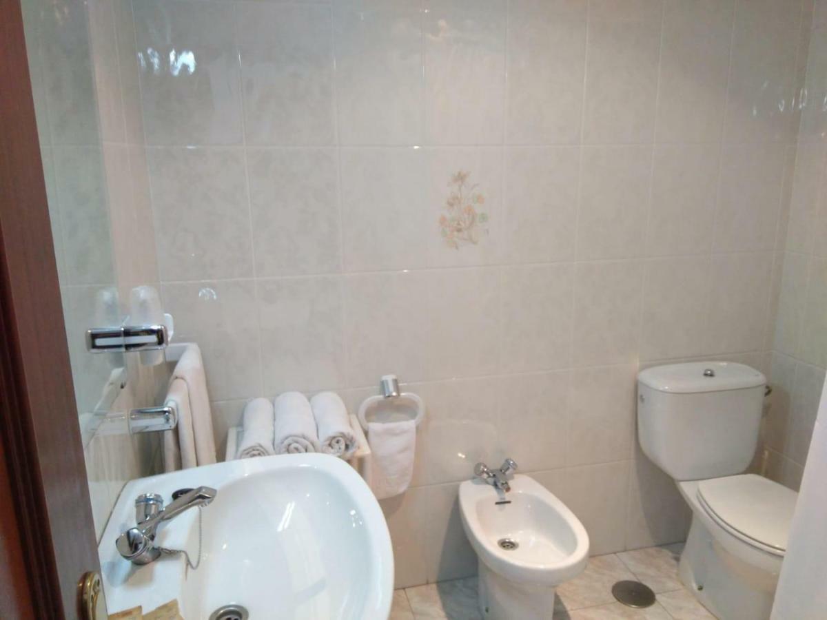 Hostal Mourelos Эль-Грове Номер фото