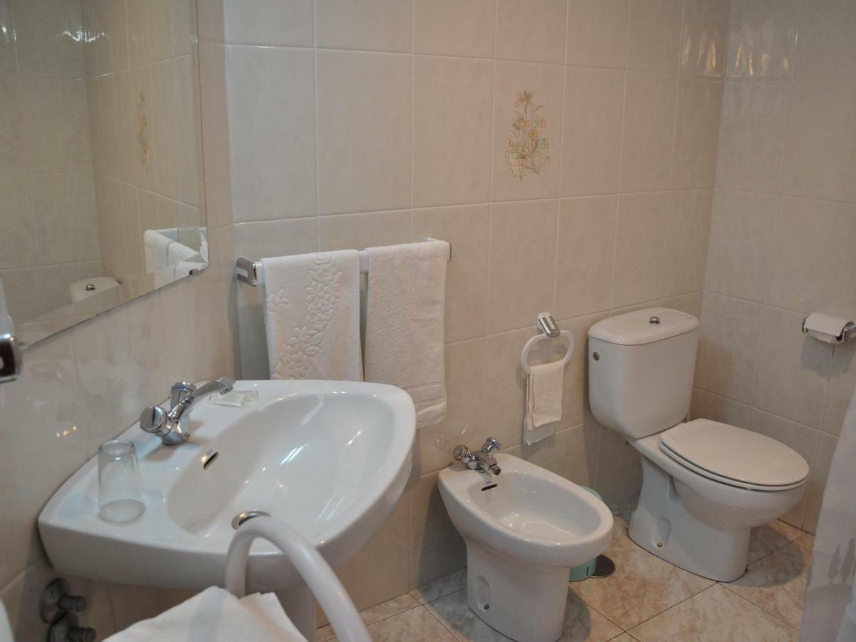 Hostal Mourelos Эль-Грове Номер фото