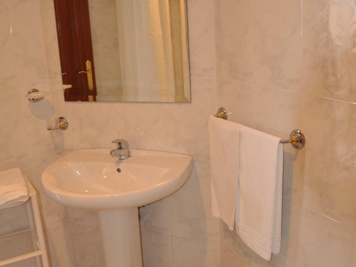 Hostal Mourelos Эль-Грове Номер фото